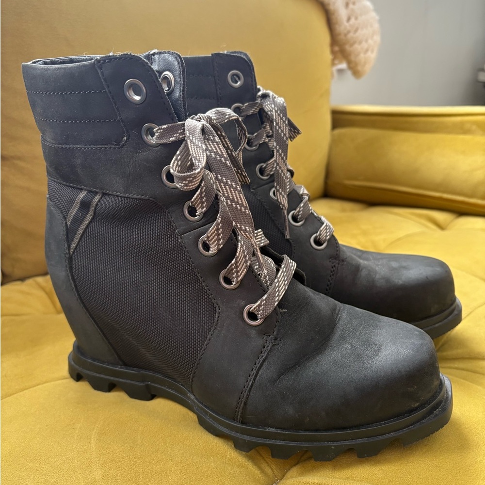 Sorel Joan of Arctic Wedge III Black Lace Up Wedge Boots—Women’s size 9